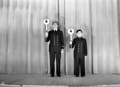834035 Afbeelding van een scene uit het programma ABC Expres van het ABC-cabaret (Wim Kan en Corry Vonk).